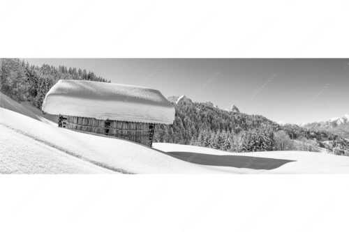 Wiesmahdstadel mit Stanker und viel Schnee mit Alpspitze, Zugspitze und Waxenstein im Hintergrund - Winter satt - Seitenverhältnis 3:1 - viel Schnee Stadel mit Zugspitze - weitere Infos unter https://www.kriner-weiermann.de