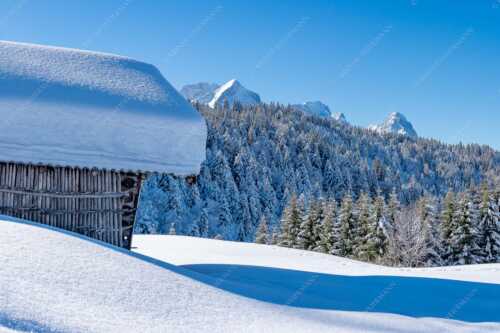 Wiesmahdstadel mit Stanker und viel Schnee mit Alpspitze, Zugspitze und Waxenstein im Hintergrund - Winter satt - Seitenverhältnis 3:2 - viel Schnee Stadel mit Zugspitze - weitere Infos unter https://www.kriner-weiermann.de