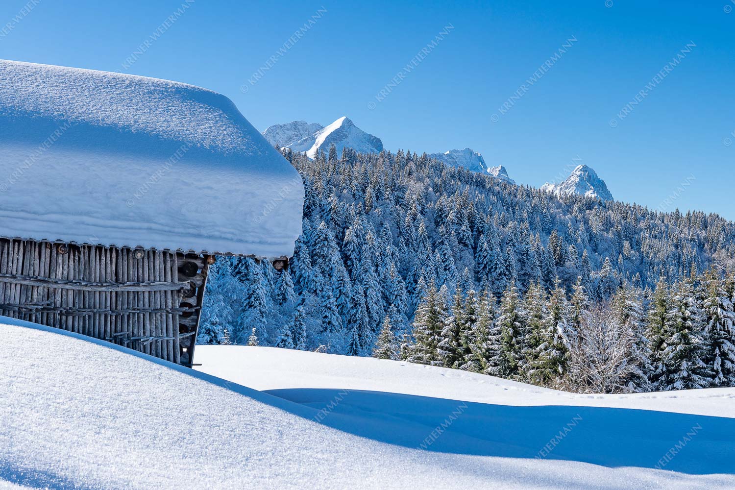 Winter satt – Seitenverhältnis 3:2 — viel Schnee Stadel mit Zugspitze Wiesmahdstadel mit Stanker und viel Schnee mit Alpspitze, Zugspitze und Waxenstein im Hintergrund