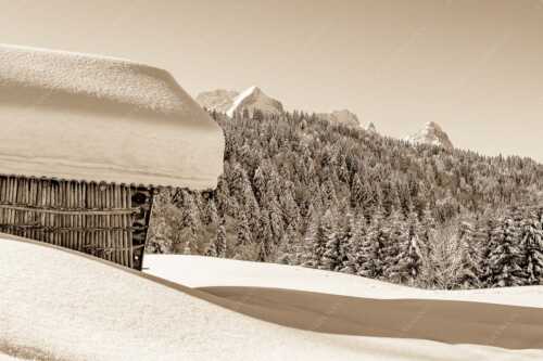 Wiesmahdstadel mit Stanker und viel Schnee mit Alpspitze, Zugspitze und Waxenstein im Hintergrund - Winter satt - Seitenverhältnis 3:2 - viel Schnee Stadel mit Zugspitze - weitere Infos unter https://www.kriner-weiermann.de