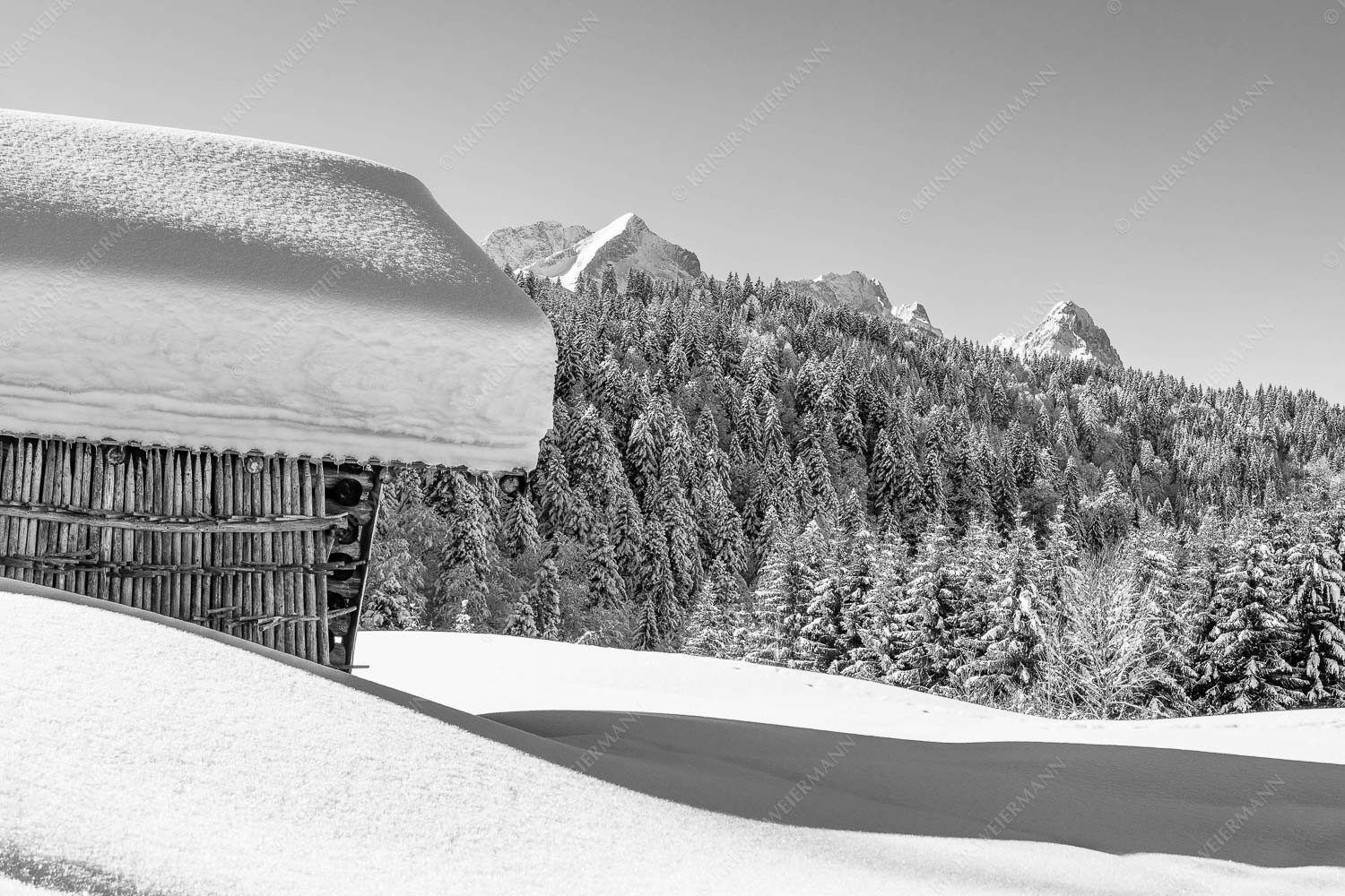 Winter satt – Seitenverhältnis 3:2 — viel Schnee Stadel mit Zugspitze Wiesmahdstadel mit Stanker und viel Schnee mit Alpspitze, Zugspitze und Waxenstein im Hintergrund