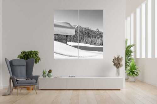 Wiesmahdstadel mit Stanker und viel Schnee mit Alpspitze, Zugspitze und Waxenstein im Hintergrund - Winter satt - 4er Split, Größe ca. 180x180cm, Seitenverhältnis 1:1 - viel Schnee Stadel mit Zugspitze - weitere Infos unter https://www.kriner-weiermann.de