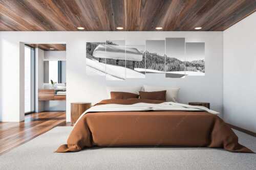Wiesmahdstadel mit Stanker und viel Schnee mit Alpspitze, Zugspitze und Waxenstein im Hintergrund - Winter satt - 6er Split, Größe ca. 280x112cm, Seitenverhältnis 2,5:1 - viel Schnee Stadel mit Zugspitze - weitere Infos unter https://www.kriner-weiermann.de