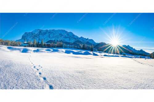 Blick über Schloss Elmau ins Wetterstein zum Sonnenuntergang - Winter ums Schloss - Seitenverhältnis 2:1 - Elmau mit Wetterstein - weitere Infos unter https://www.kriner-weiermann.de