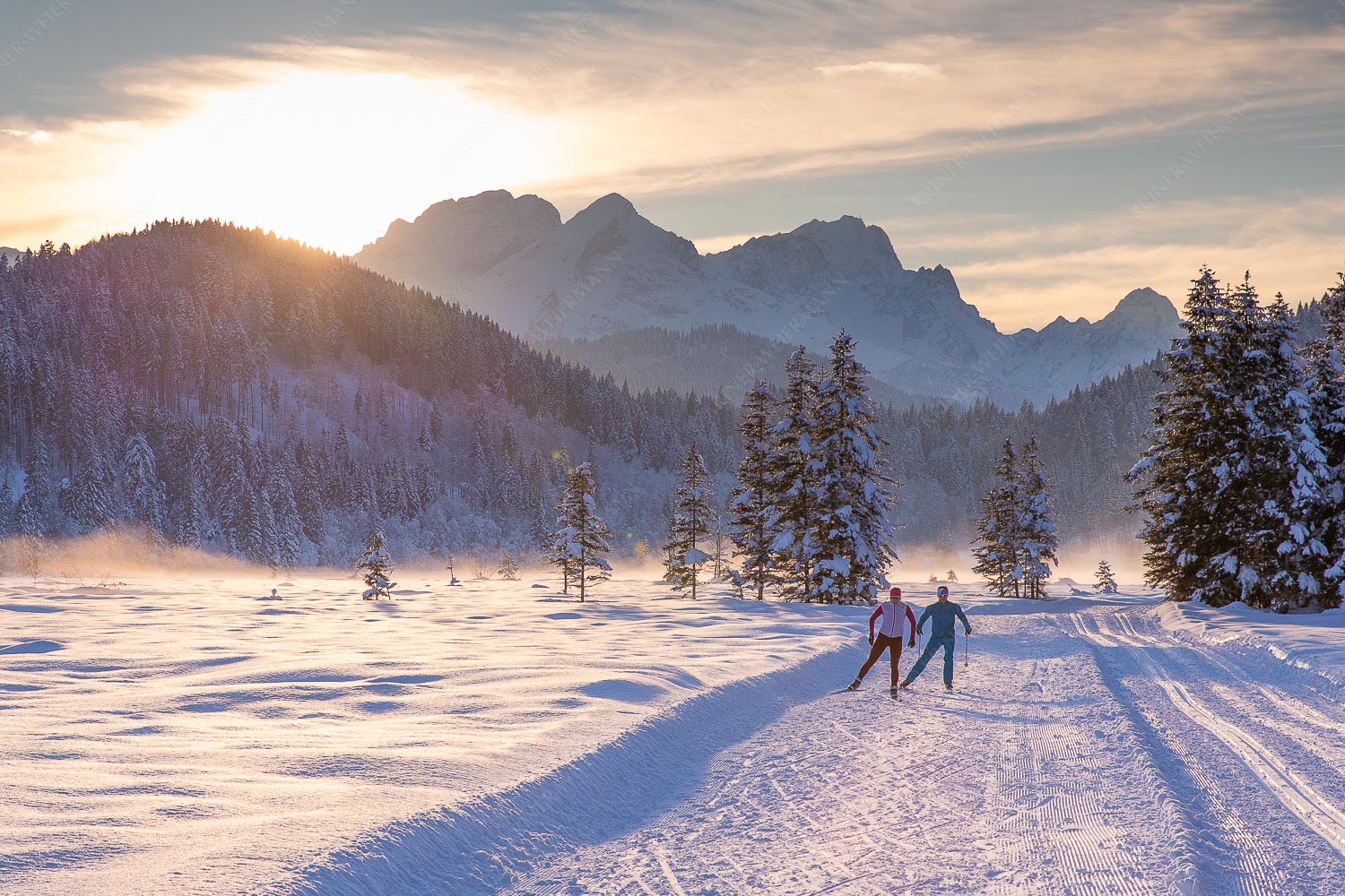 Langlaufen auf der Barmseeloipe in Krün - Wintertraum - Langlauf am Barmsee - weitere Infos bei <a href="https://www.kriner-weiermann.de">Kriner-Weiermann.de</a>