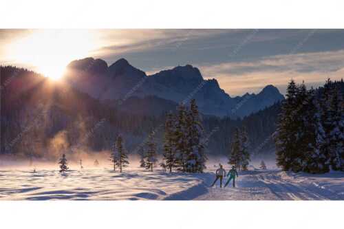 Die Barmseeloipe bei Krün hält stets eine beeindruckende Aussicht parat - Wintertraum - Seitenverhältnis 2:1 - Langlaufen mit Panorama - weitere Infos unter https://www.kriner-weiermann.de