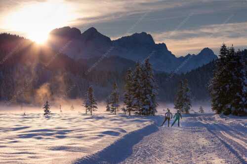 Die Barmseeloipe bei Krün hält stets eine beeindruckende Aussicht parat - Wintertraum - Seitenverhältnis 3:2 - Langlaufen mit Panorama - weitere Infos unter https://www.kriner-weiermann.de