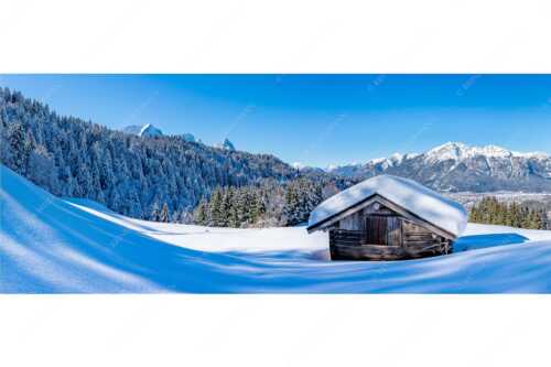 Blick über Heustadel zum Zugspitzmassiv und Garmisch-Partenkirchen - Winterwiesmahd Wamberg - Seitenverhältnis 2,5:1 - Stadel mit Alpspitze im Winter - weitere Infos unter https://www.kriner-weiermann.de