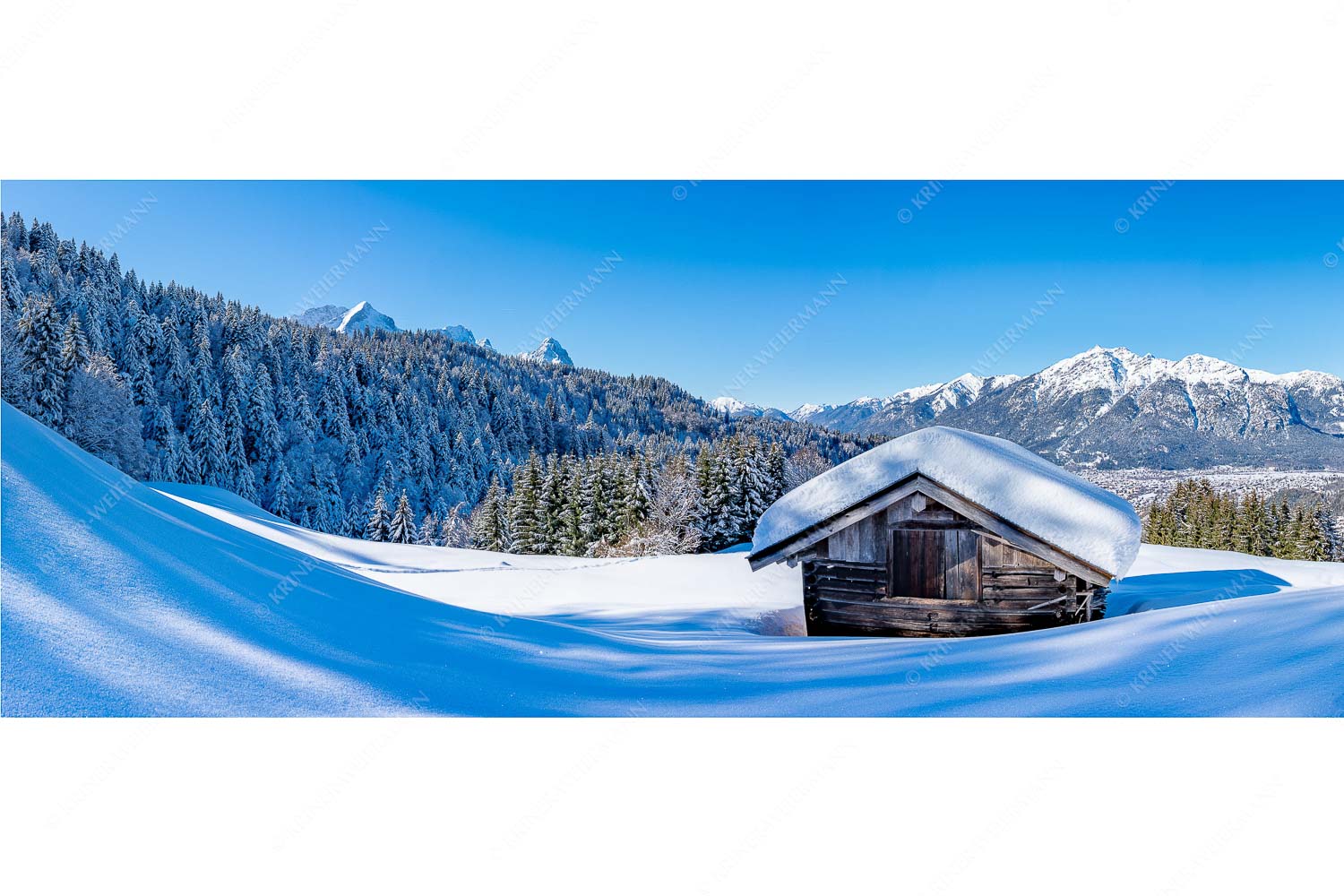 Blick über Heustadel zum Zugspitzmassiv und Garmisch-Partenkirchen