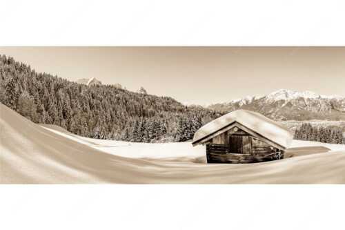Blick über Heustadel zum Zugspitzmassiv und Garmisch-Partenkirchen - Winterwiesmahd Wamberg - Seitenverhältnis 2,5:1 - Stadel mit Alpspitze im Winter - weitere Infos unter https://www.kriner-weiermann.de