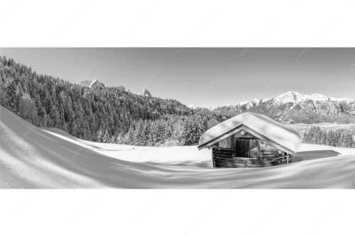 Blick über Heustadel zum Zugspitzmassiv und Garmisch-Partenkirchen - Winterwiesmahd Wamberg - Seitenverhältnis 2,5:1 - Stadel mit Alpspitze im Winter - weitere Infos unter https://www.kriner-weiermann.de