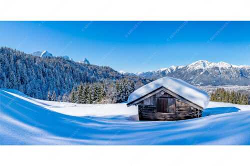 Blick über Heustadel zum Zugspitzmassiv und Garmisch-Partenkirchen - Winterwiesmahd Wamberg - Seitenverhältnis 2:1 - Stadel mit Alpspitze im Winter - weitere Infos unter https://www.kriner-weiermann.de
