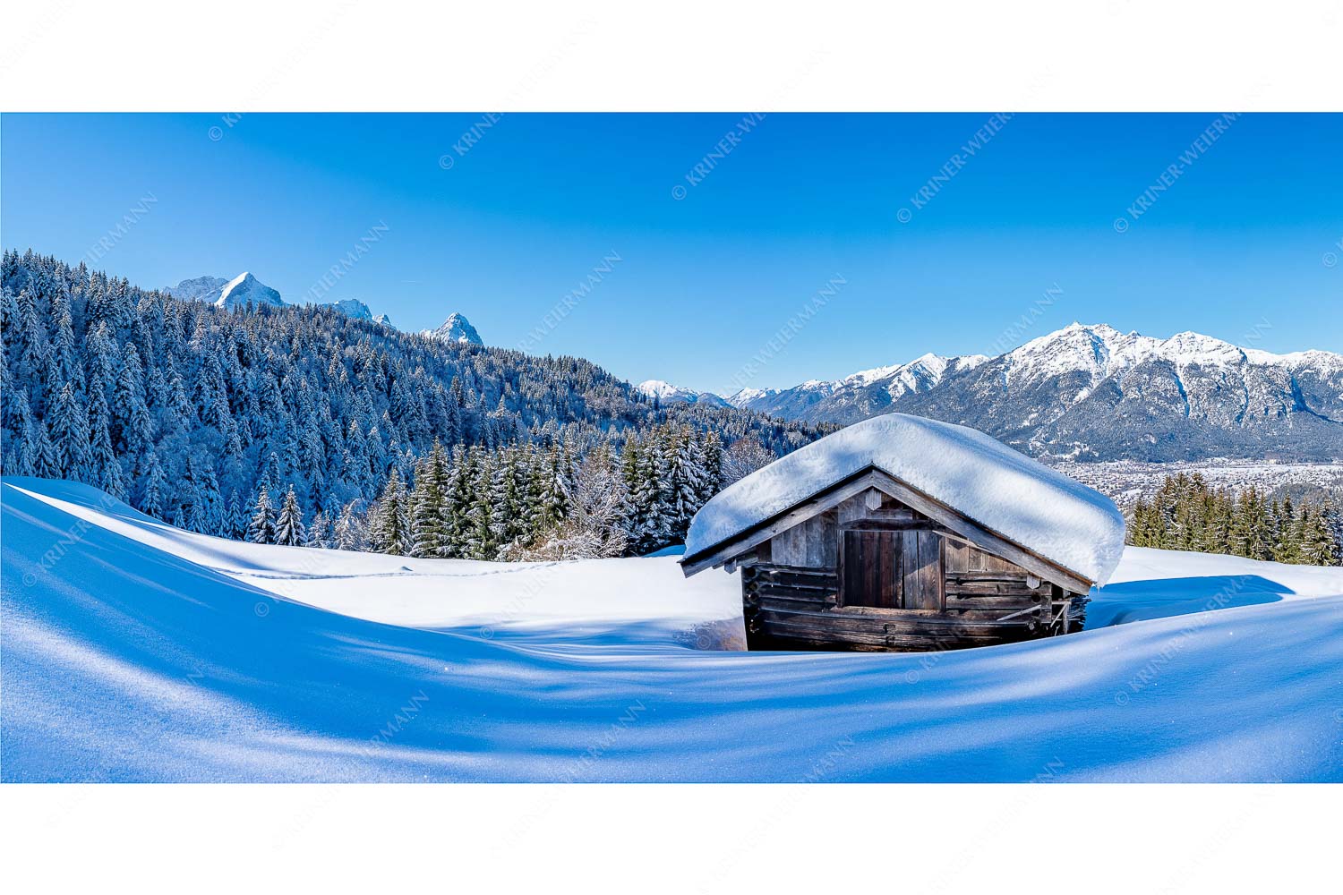 Winterwiesmahd Wamberg – Seitenverhältnis 2:1 — Stadel mit Alpspitze im Winter Blick über Heustadel zum Zugspitzmassiv und Garmisch-Partenkirchen