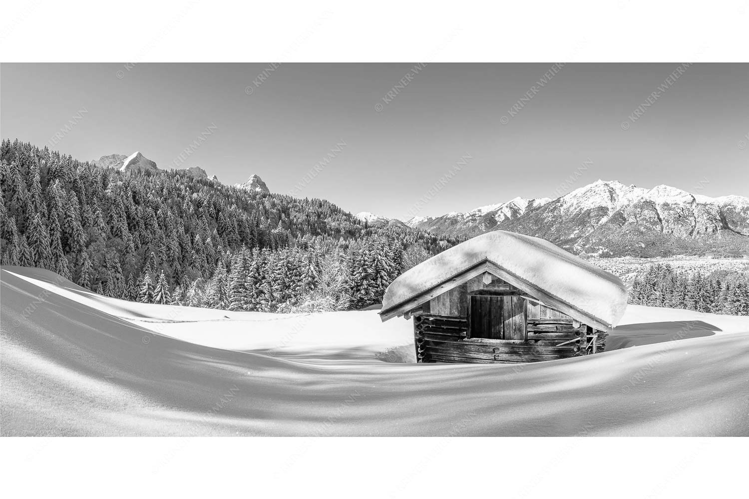 Winterwiesmahd Wamberg – Seitenverhältnis 2:1 — Stadel mit Alpspitze im Winter Blick über Heustadel zum Zugspitzmassiv und Garmisch-Partenkirchen