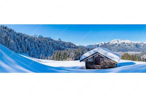Blick über Heustadel zum Zugspitzmassiv und Garmisch-Partenkirchen - Winterwiesmahd Wamberg - Seitenverhältnis 3:1 - Stadel mit Alpspitze im Winter - weitere Infos unter https://www.kriner-weiermann.de