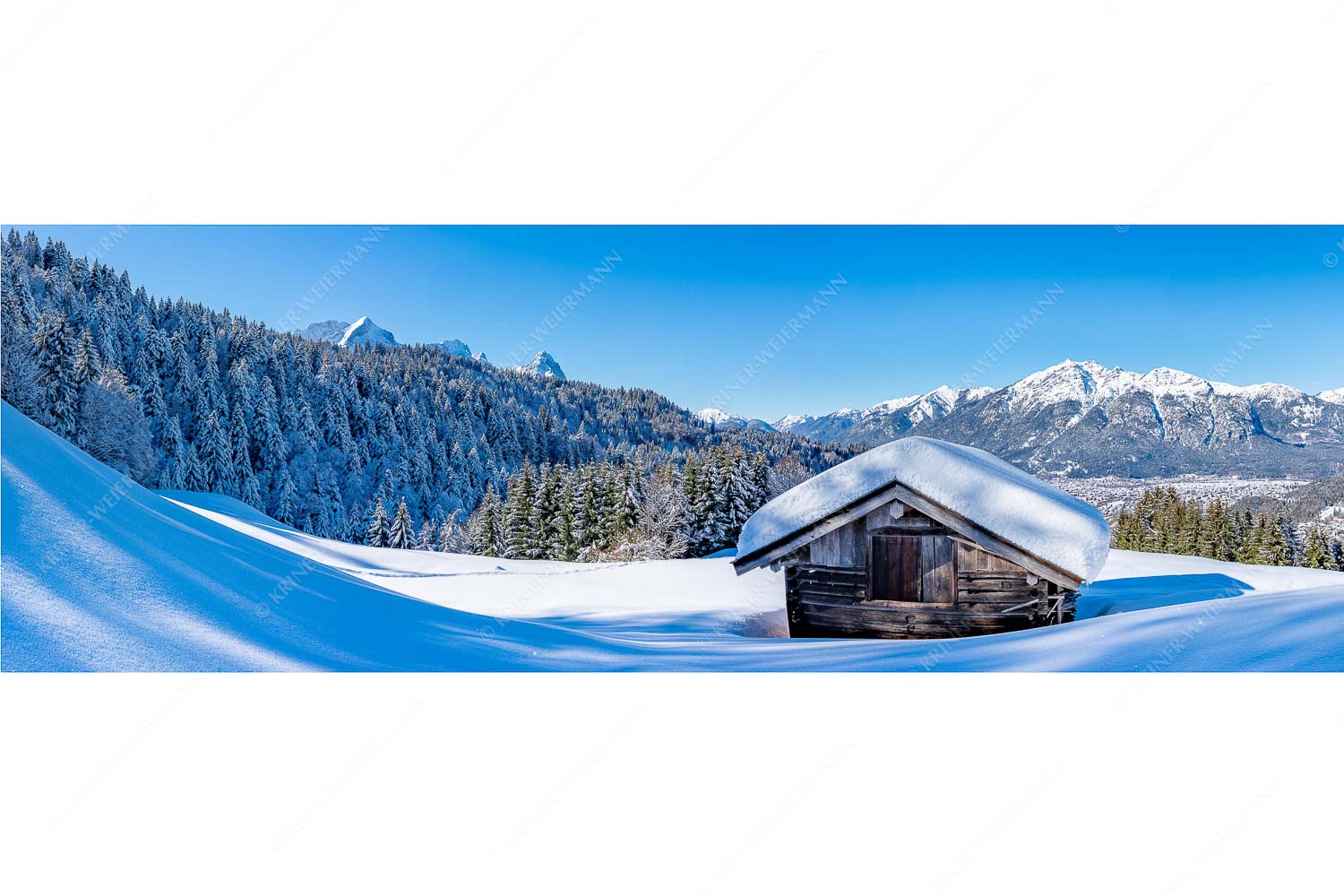Winterwiesmahd Wamberg – Seitenverhältnis 3:1 — Stadel mit Alpspitze im Winter Blick über Heustadel zum Zugspitzmassiv und Garmisch-Partenkirchen