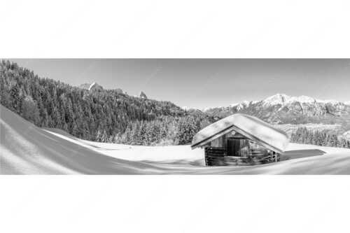 Blick über Heustadel zum Zugspitzmassiv und Garmisch-Partenkirchen - Winterwiesmahd Wamberg - Seitenverhältnis 3:1 - Stadel mit Alpspitze im Winter - weitere Infos unter https://www.kriner-weiermann.de