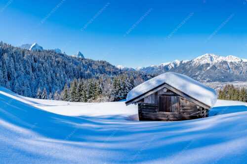Blick über Heustadel zum Zugspitzmassiv und Garmisch-Partenkirchen - Winterwiesmahd Wamberg - Seitenverhältnis 3:2 - Stadel mit Alpspitze im Winter - weitere Infos unter https://www.kriner-weiermann.de