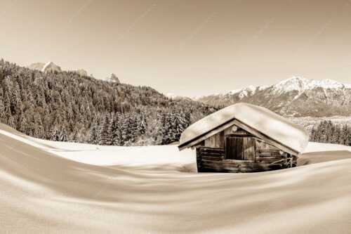 Blick über Heustadel zum Zugspitzmassiv und Garmisch-Partenkirchen - Winterwiesmahd Wamberg - Seitenverhältnis 3:2 - Stadel mit Alpspitze im Winter - weitere Infos unter https://www.kriner-weiermann.de