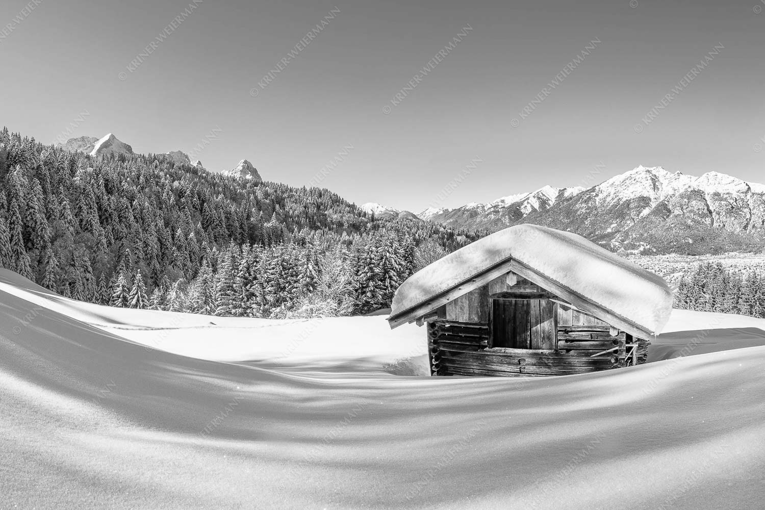 Winterwiesmahd Wamberg – Seitenverhältnis 3:2 — Stadel mit Alpspitze im Winter Blick über Heustadel zum Zugspitzmassiv und Garmisch-Partenkirchen
