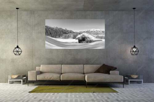 Blick über Heustadel zum Zugspitzmassiv und Garmisch-Partenkirchen - Winterwiesmahd Wamberg - Größe ca. 200x100cm, Seitenverhältnis 2:1 - Stadel mit Alpspitze im Winter - weitere Infos unter https://www.kriner-weiermann.de
