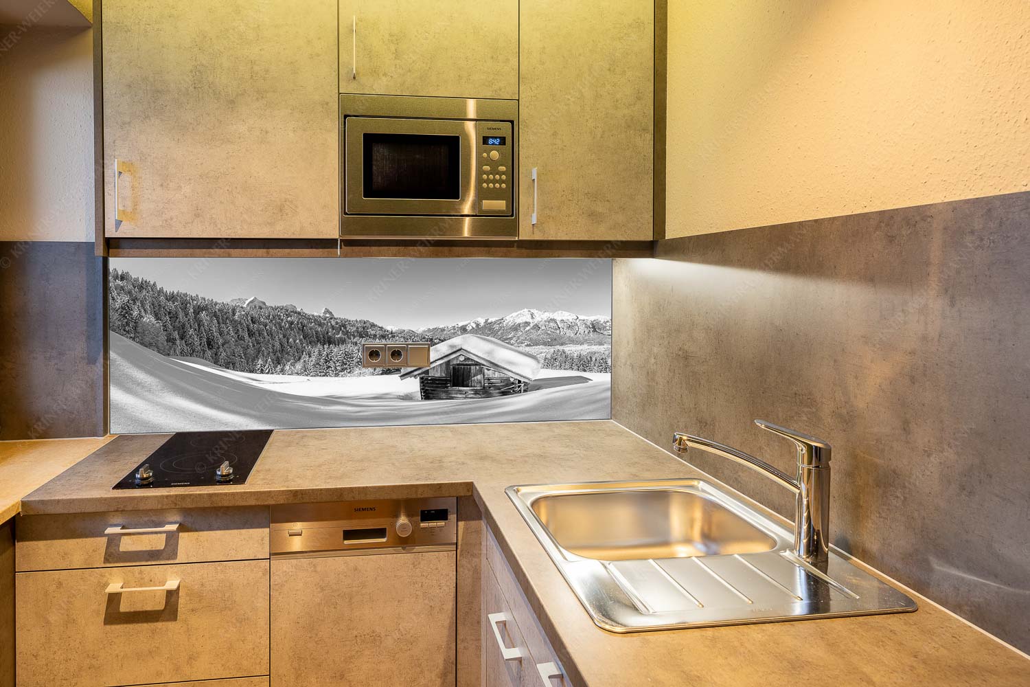 Winterwiesmahd Wamberg – Größe ca. 150x60cm, Seitenverhältnis 2,5:1 — Stadel mit Alpspitze im Winter Blick über Heustadel zum Zugspitzmassiv und Garmisch-Partenkirchen - Winterwiesmahd Wamberg - Größe ca. 150x60cm, Seitenverhältnis 2,5:1 - Stadel mit Alpspitze im Winter - weitere Infos unter https://www.kriner-weiermann.de