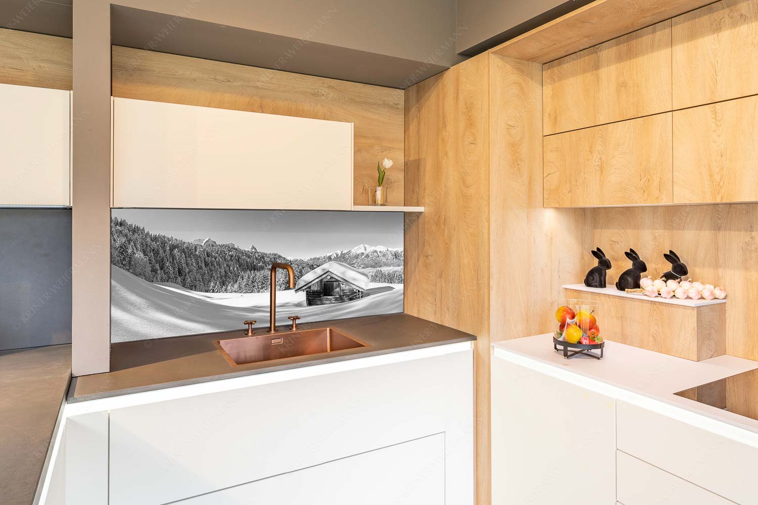 Winterwiesmahd Wamberg – Größe ca. 150x60cm, Seitenverhältnis 2,5:1 — Stadel mit Alpspitze im Winter Blick über Heustadel zum Zugspitzmassiv und Garmisch-Partenkirchen - Winterwiesmahd Wamberg - Größe ca. 150x60cm, Seitenverhältnis 2,5:1 - Stadel mit Alpspitze im Winter - weitere Infos unter https://www.kriner-weiermann.de