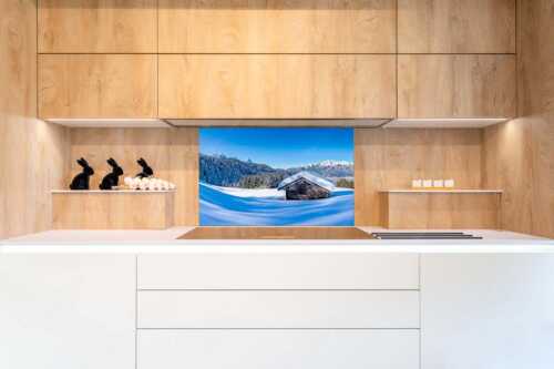 Blick über Heustadel zum Zugspitzmassiv und Garmisch-Partenkirchen - Winterwiesmahd Wamberg - Größe ca. 90x60cm, Seitenverhältnis 3:2 - Stadel mit Alpspitze im Winter - weitere Infos unter https://www.kriner-weiermann.de