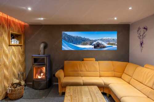 Blick über Heustadel zum Zugspitzmassiv und Garmisch-Partenkirchen - Winterwiesmahd Wamberg - Größe ca. 180x60cm, Seitenverhältnis 3:1 - Stadel mit Alpspitze im Winter - weitere Infos unter https://www.kriner-weiermann.de