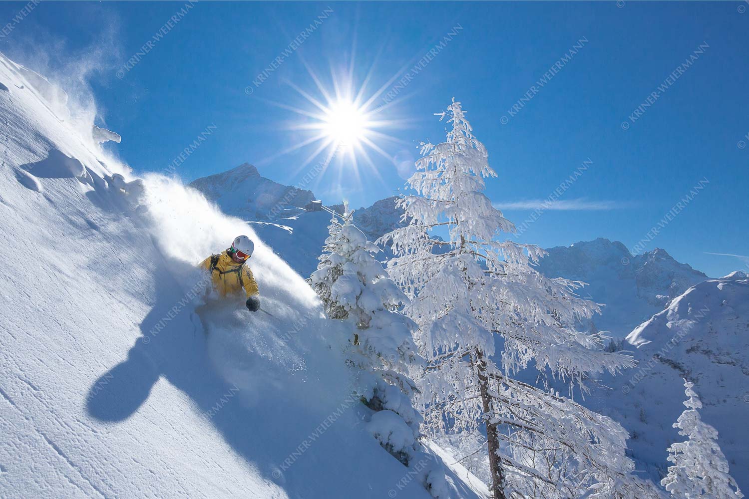 Winterwunderland – Seitenverhältnis 3:2 — Skifahren mit Alpspitzblick Abfahrt mit reichlich Neuschnee, die Alpsitze und Zugspitze im Blick