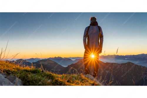 Blick vom Frieder zum Sonnenaufgang über Kramer und Karwendelgebirge - Wirken lassen - Seitenverhältnis 2:1 - Bergwanderer am Frieder bei Sonnenaufgang - weitere Infos unter https://www.kriner-weiermann.de