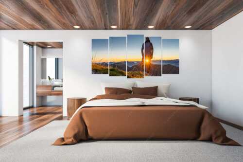 Blick vom Frieder zum Sonnenaufgang über Kramer und Karwendelgebirge - Wirken lassen - 5er Split, Größe ca. 200x100cm, Seitenverhältnis 2:1 - Bergwanderer am Frieder bei Sonnenaufgang - weitere Infos unter https://www.kriner-weiermann.de