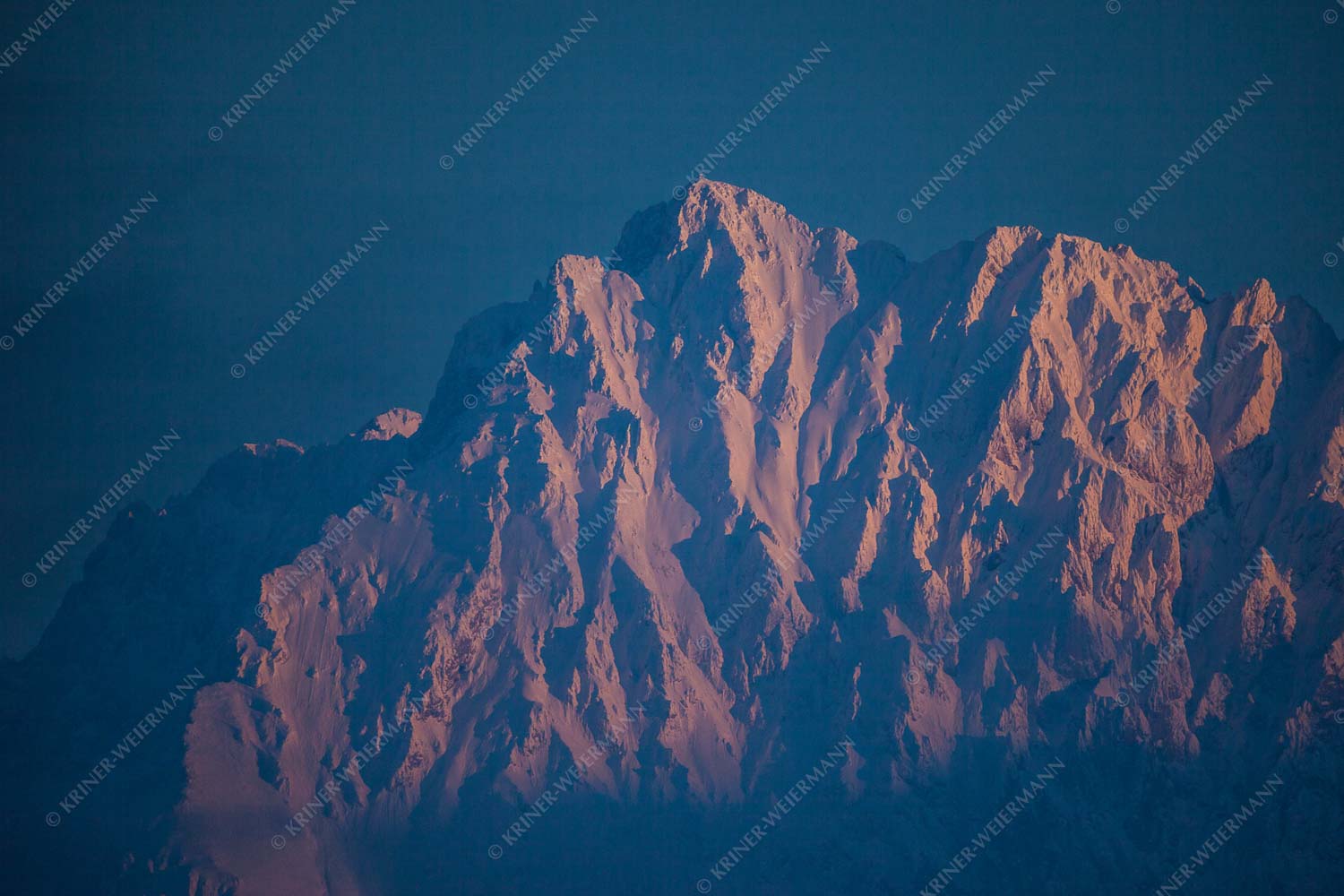 Wörner – Seitenverhältnis 3:2 — Winter im Karwendel Das letzte Licht fällt auf die tief verschneiten Gipfel des Karwendelmassivs