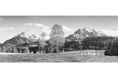 Buckelwiesen bei Mittenwald mit Blick zum Wetterstein und den Arnspitzen - Wohlklang - Seitenverhältnis 2,5:1 - Arnspitzen und Wettersteinspitze - weitere Infos unter https://www.kriner-weiermann.de