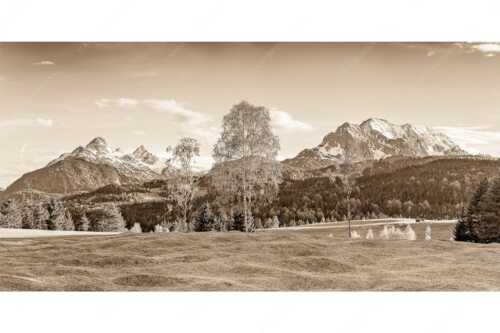 Buckelwiesen bei Mittenwald mit Blick zum Wetterstein und den Arnspitzen - Wohlklang - Seitenverhältnis 2:1 - Arnspitzen und Wettersteinspitze - weitere Infos unter https://www.kriner-weiermann.de