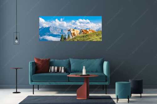 Jungvieh auf der Wallgaueralm mit Karwendel - Wos is - Größe ca. 175x70cm, Seitenverhältnis 2,5:1 - Rinderkälber auf Wallgaueralm mit Wörner - weitere Infos unter https://www.kriner-weiermann.de