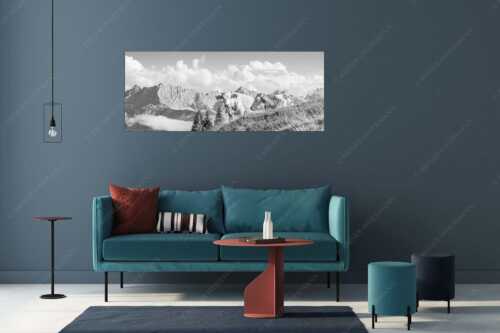 Jungvieh auf der Wallgaueralm mit Karwendel - Wos is - Größe ca. 175x70cm, Seitenverhältnis 2,5:1 - Rinderkälber auf Wallgaueralm mit Wörner - weitere Infos unter https://www.kriner-weiermann.de