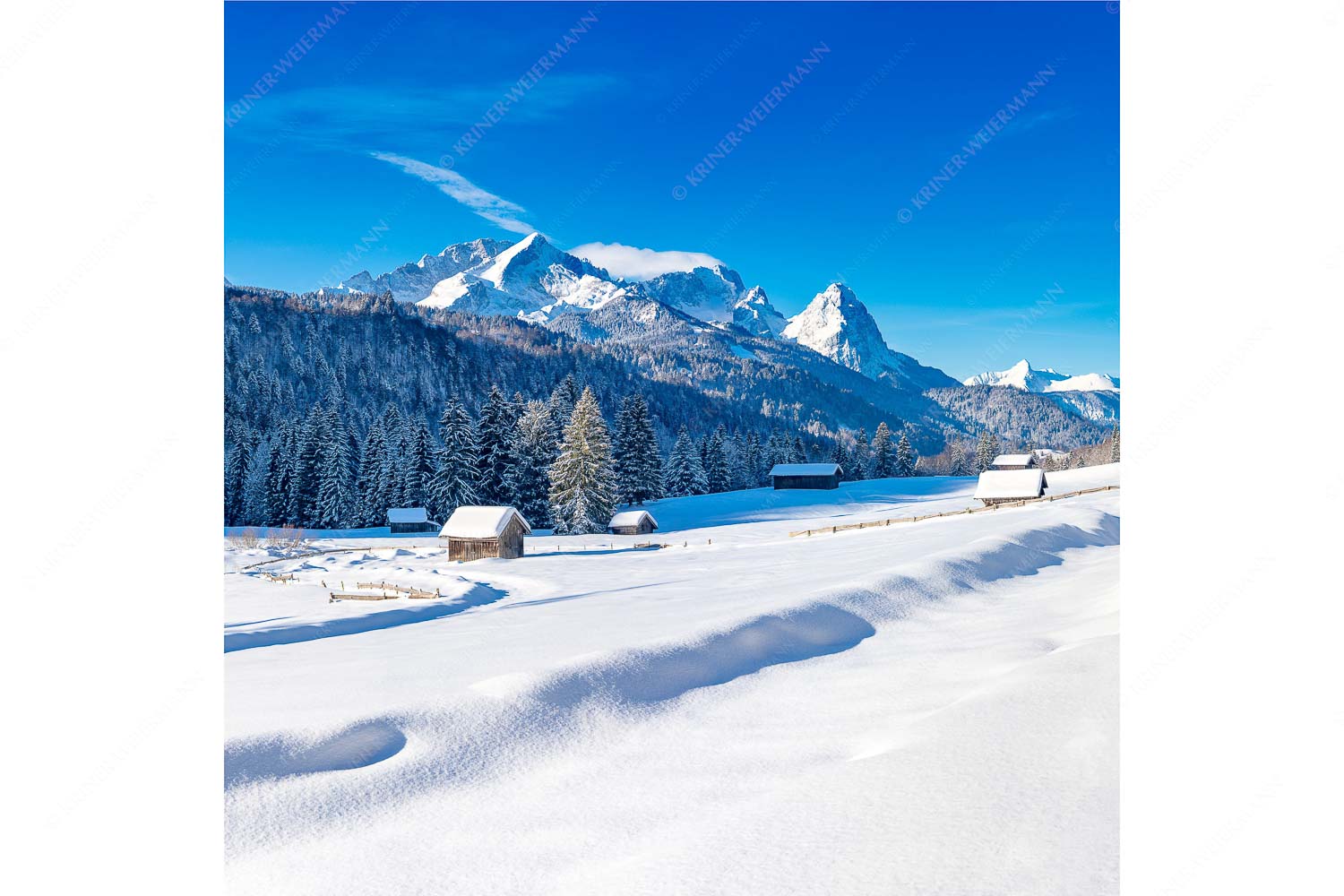 Zeitlos – Seitenverhältnis 1:1 — Werdenfelser Winterlandschaft mit Zugspitze Romantische Winterlandschaft mit Heustadel, viel Schnee und Blick zum Zugspitzmassiv