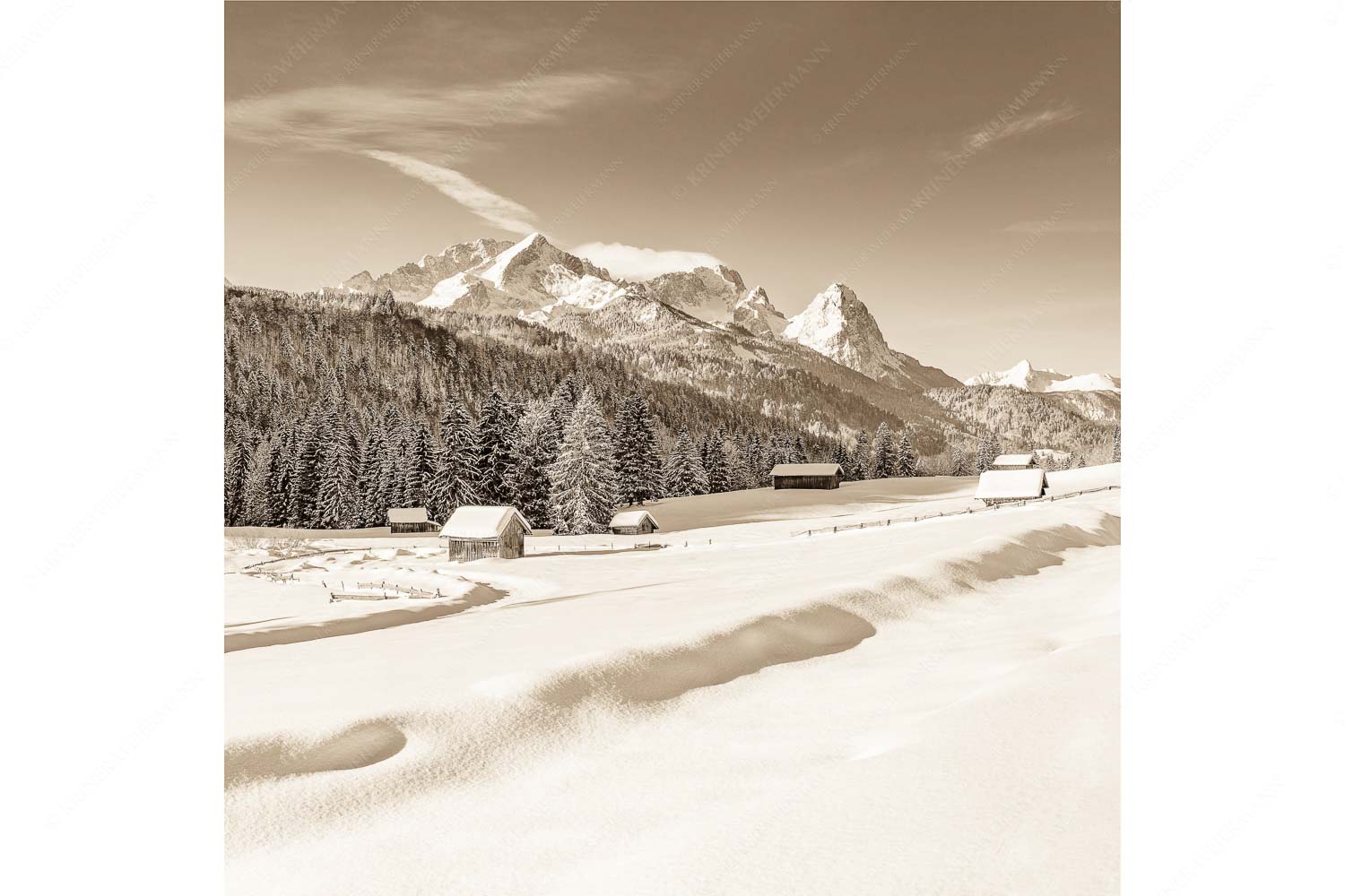 Zeitlos – Seitenverhältnis 1:1 — Werdenfelser Winterlandschaft mit Zugspitze Romantische Winterlandschaft mit Heustadel, viel Schnee und Blick zum Zugspitzmassiv