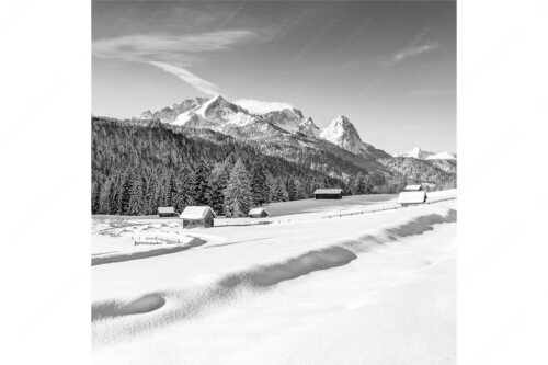 Romantische Winterlandschaft mit Heustadel, viel Schnee und Blick zum Zugspitzmassiv - Zeitlos - Seitenverhältnis 1:1 - Werdenfelser Winterlandschaft mit Zugspitze - weitere Infos unter https://www.kriner-weiermann.de