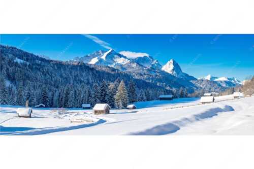 Romantische Winterlandschaft mit Heustadel, viel Schnee und Blick zum Zugspitzmassiv - Zeitlos - Seitenverhältnis 2,5:1 - Werdenfelser Winterlandschaft mit Zugspitze - weitere Infos unter https://www.kriner-weiermann.de