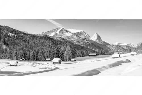Romantische Winterlandschaft mit Heustadel, viel Schnee und Blick zum Zugspitzmassiv - Zeitlos - Seitenverhältnis 2,5:1 - Werdenfelser Winterlandschaft mit Zugspitze - weitere Infos unter https://www.kriner-weiermann.de