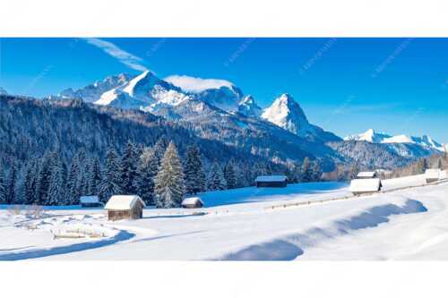 Romantische Winterlandschaft mit Heustadel, viel Schnee und Blick zum Zugspitzmassiv - Zeitlos - Seitenverhältnis 2:1 - Werdenfelser Winterlandschaft mit Zugspitze - weitere Infos unter https://www.kriner-weiermann.de