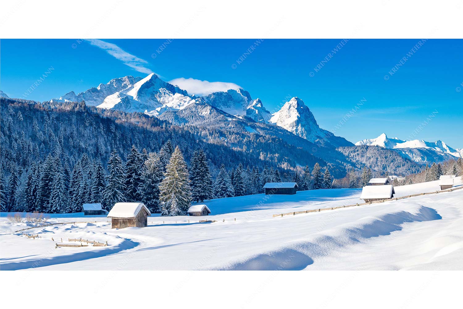 Zeitlos – Seitenverhältnis 2:1 — Werdenfelser Winterlandschaft mit Zugspitze Romantische Winterlandschaft mit Heustadel, viel Schnee und Blick zum Zugspitzmassiv