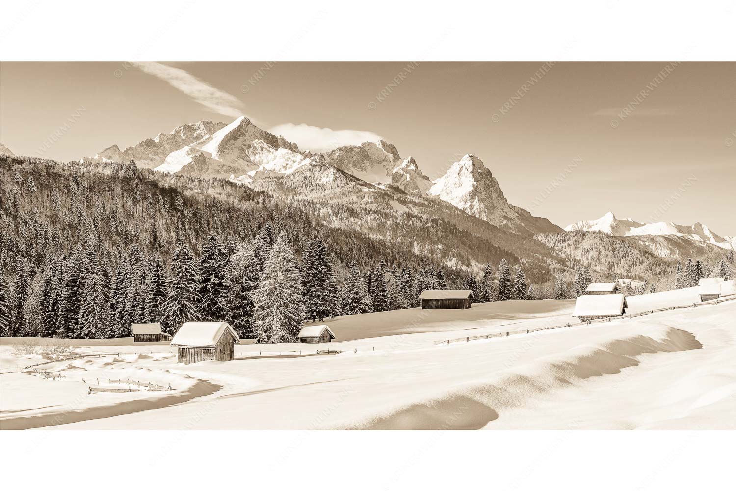 Zeitlos – Seitenverhältnis 2:1 — Werdenfelser Winterlandschaft mit Zugspitze Romantische Winterlandschaft mit Heustadel, viel Schnee und Blick zum Zugspitzmassiv