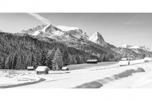 Romantische Winterlandschaft mit Heustadel, viel Schnee und Blick zum Zugspitzmassiv - Zeitlos - Seitenverhältnis 2:1 - Werdenfelser Winterlandschaft mit Zugspitze - weitere Infos unter https://www.kriner-weiermann.de