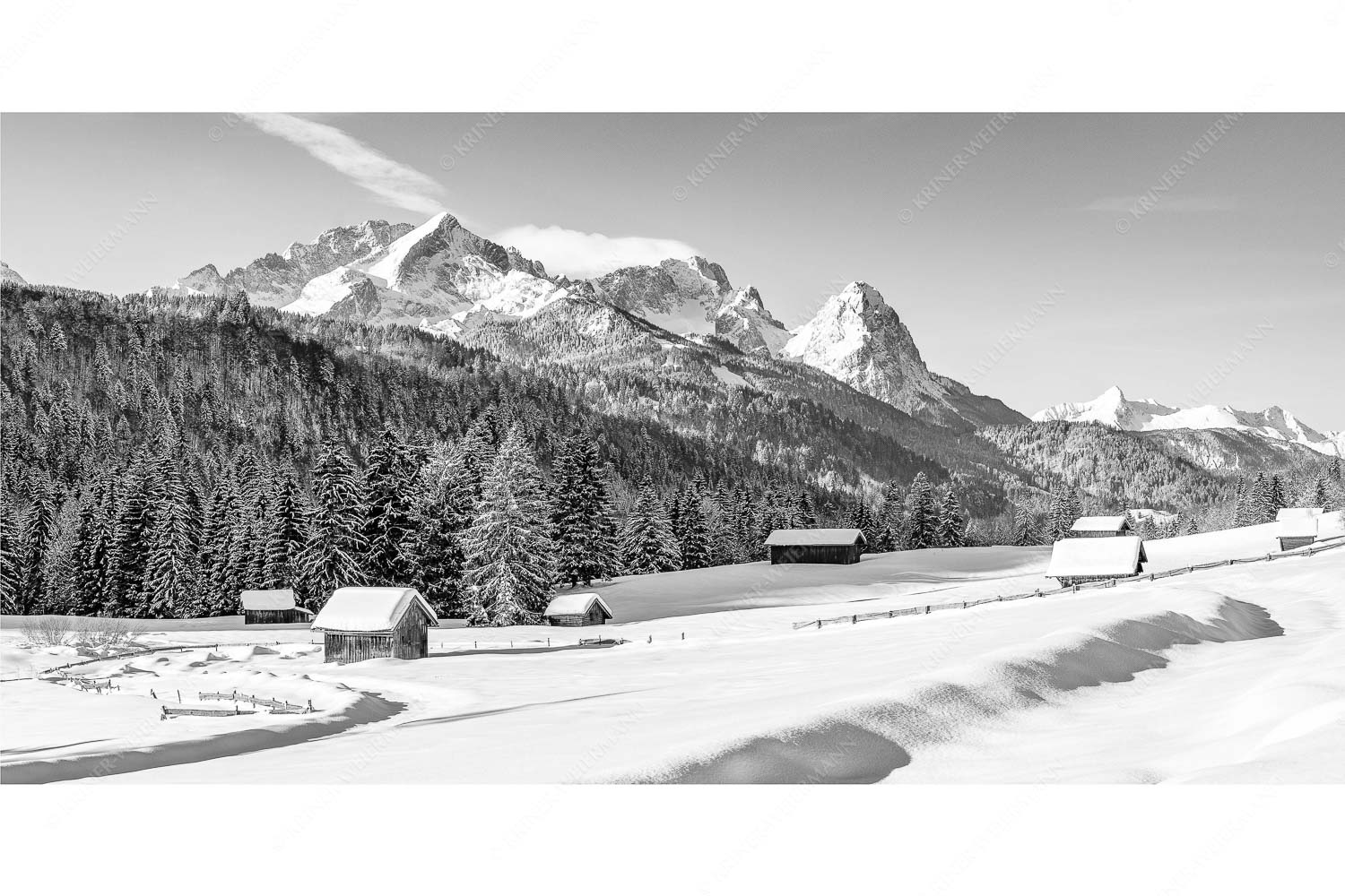Romantische Winterlandschaft mit Heustadel, viel Schnee und Blick zum Zugspitzmassiv
