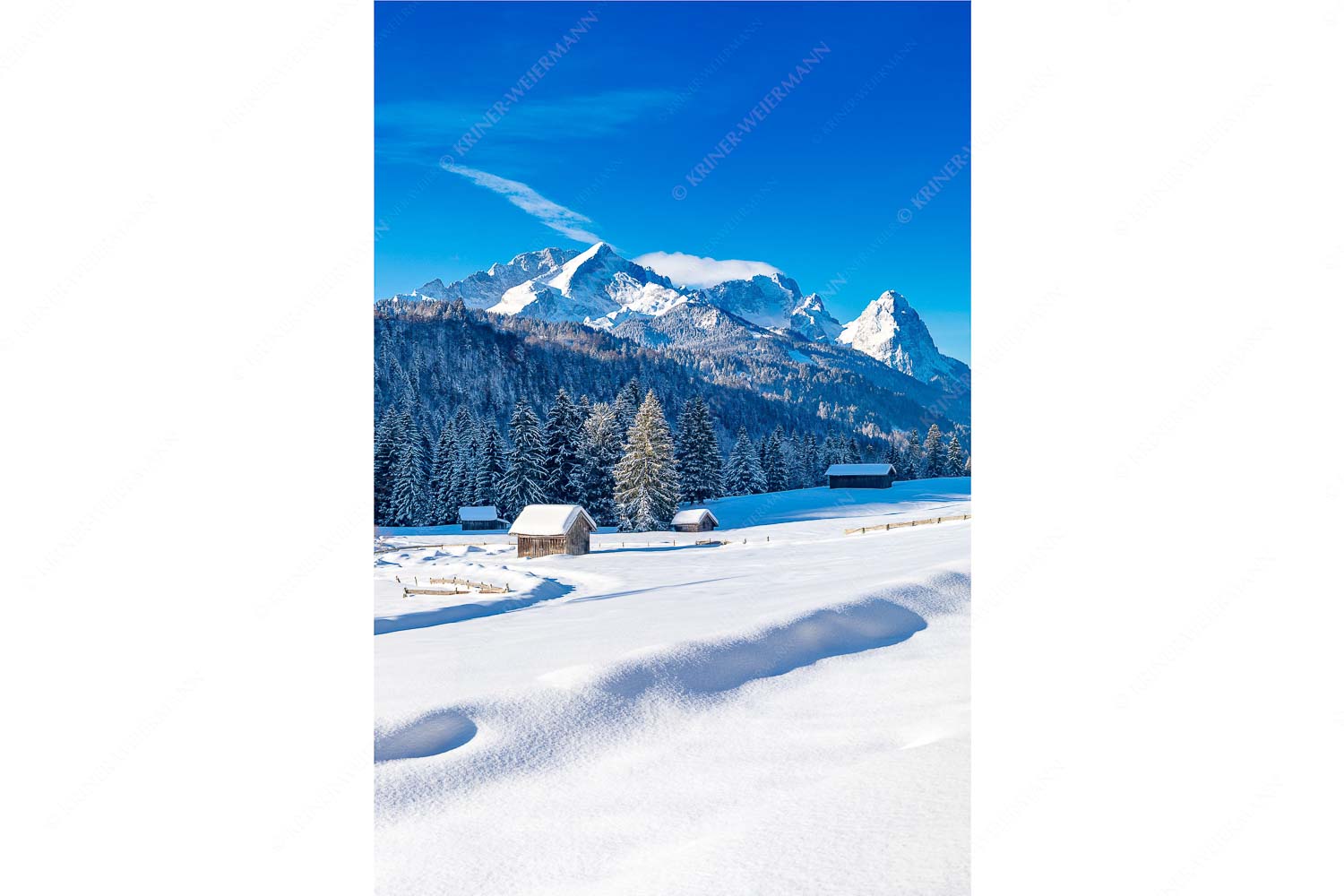 Zeitlos – Seitenverhältnis 2:3 — Werdenfelser Winterlandschaft mit Zugspitze Romantische Winterlandschaft mit Heustadel, viel Schnee und Blick zum Zugspitzmassiv