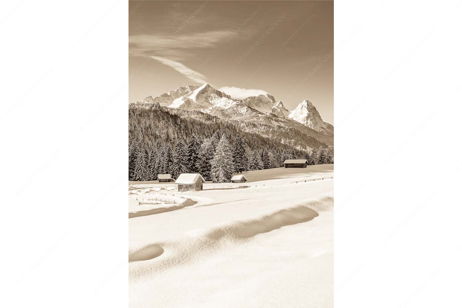 Romantische Winterlandschaft mit Heustadel, viel Schnee und Blick zum Zugspitzmassiv
