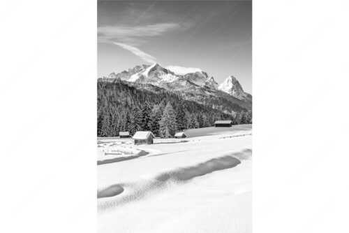 Romantische Winterlandschaft mit Heustadel, viel Schnee und Blick zum Zugspitzmassiv - Zeitlos - Seitenverhältnis 2:3 - Werdenfelser Winterlandschaft mit Zugspitze - weitere Infos unter https://www.kriner-weiermann.de